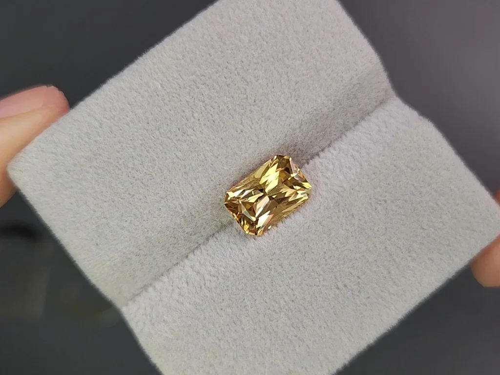 Golden topaz Imperial 2.37 carats in radiant cut, Brazil  Image №4