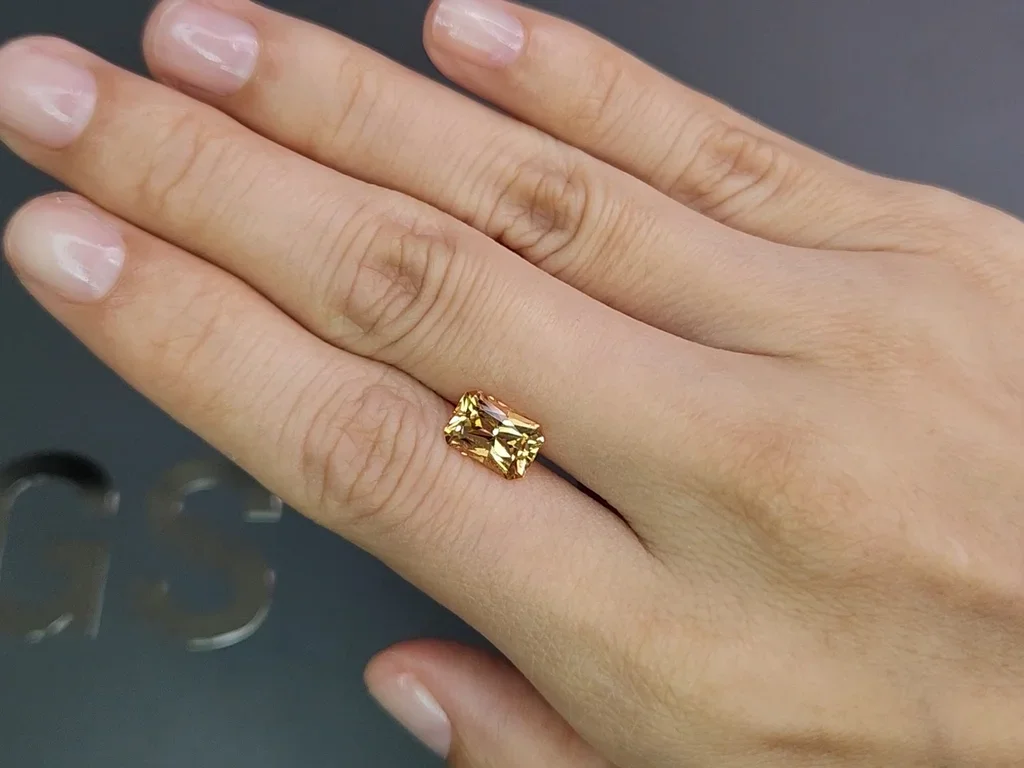 Golden topaz Imperial 2.37 carats in radiant cut, Brazil  Image №2