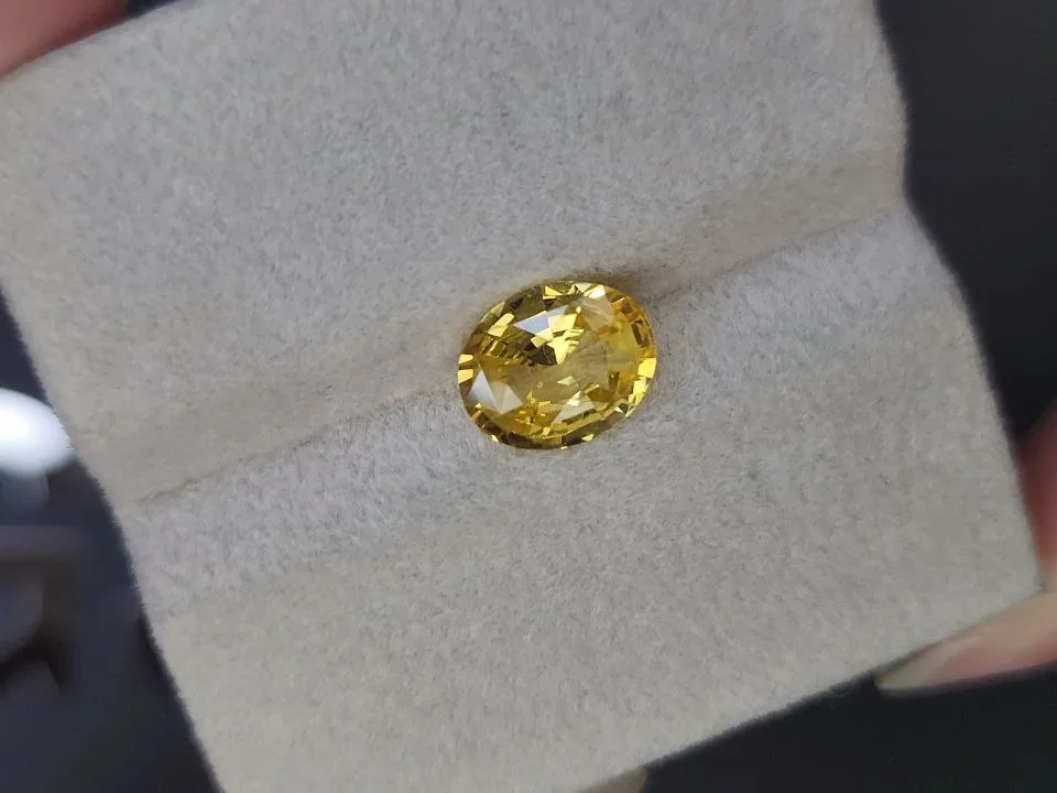 Vivid yellow sapphire in oval cut 2.16 carats, Sri Lanka  Image №4