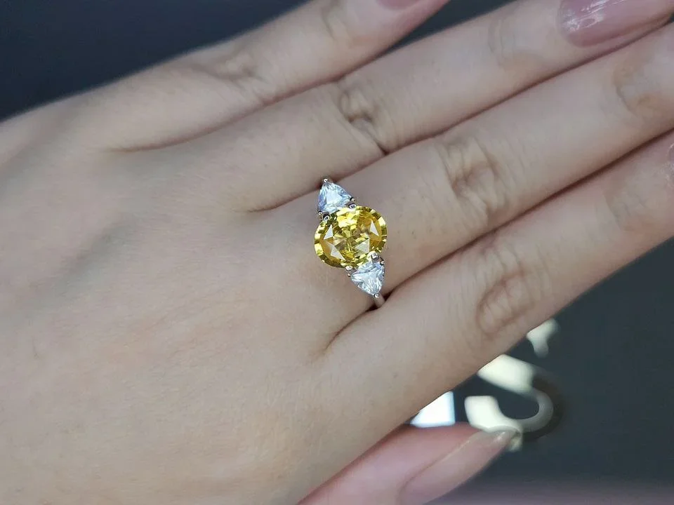 Vivid yellow sapphire in oval cut 2.16 carats, Sri Lanka  Image №5