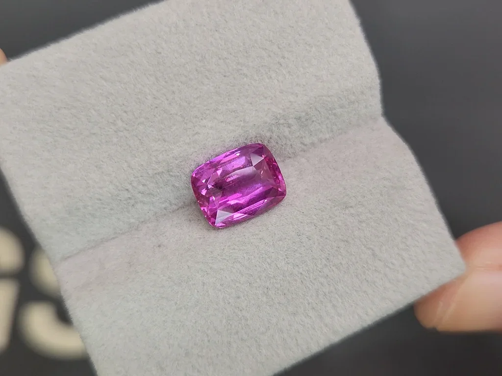 Unheated Vivid Pink sapphire in cushion cut 3.54 carats, Sri Lanka  Image №4