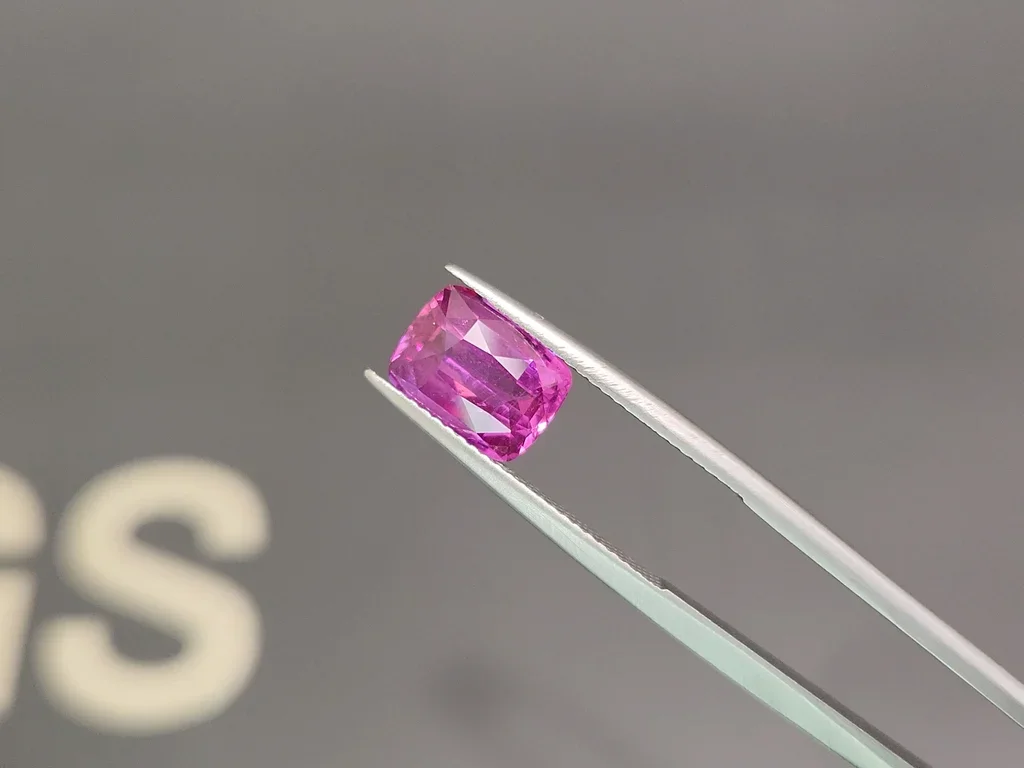 Unheated Vivid Pink sapphire in cushion cut 3.54 carats, Sri Lanka  Image №3