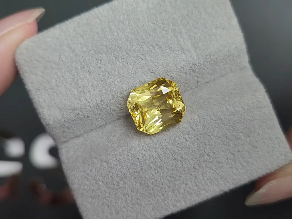 Unheated Intense Yellow sapphire in radiant cut 5.02 carats, Sri Lanka Image №4