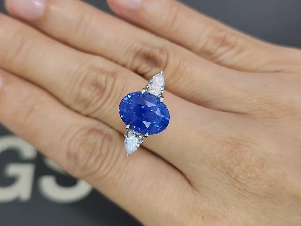 Unique unheated Cornflower Blue sapphire in oval cut 7.24 carats, Sri Lanka Image №5