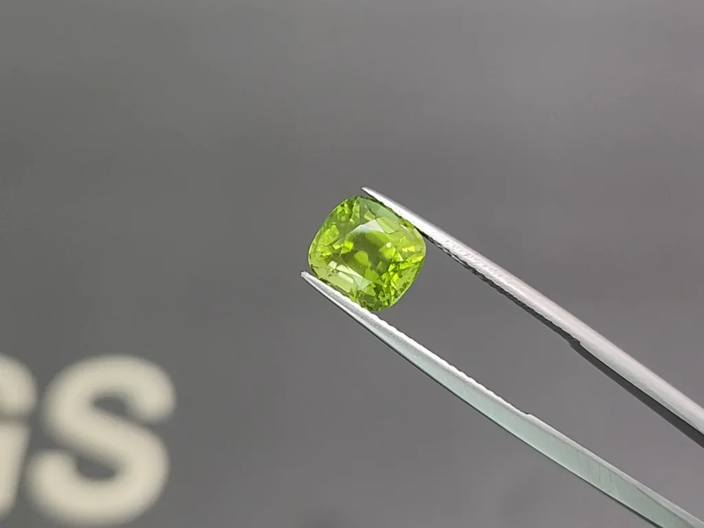 Peridot сushion сut  3.30 carats, Burma  Image №3