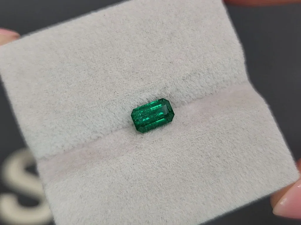 Vivid green emerald in octagon cut 0.98 carats, Panjshir Image №4