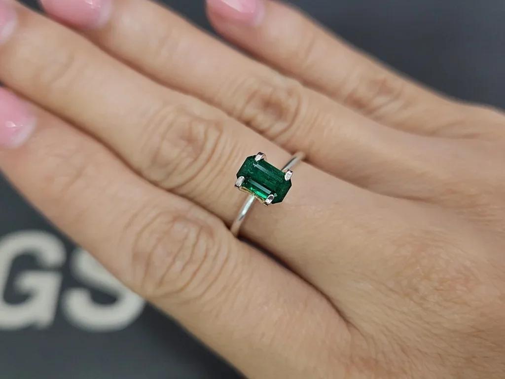 Vivid green emerald in octagon cut 0.98 carats, Panjshir Image №5