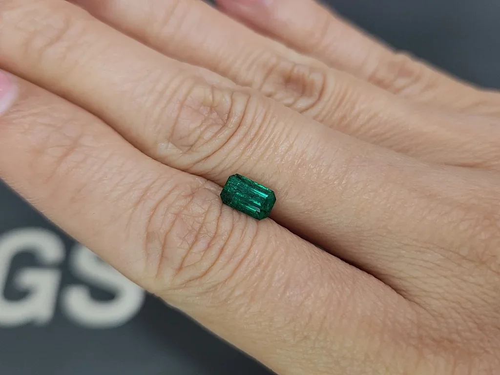 Vivid green emerald in octagon cut 0.98 carats, Panjshir Image №2