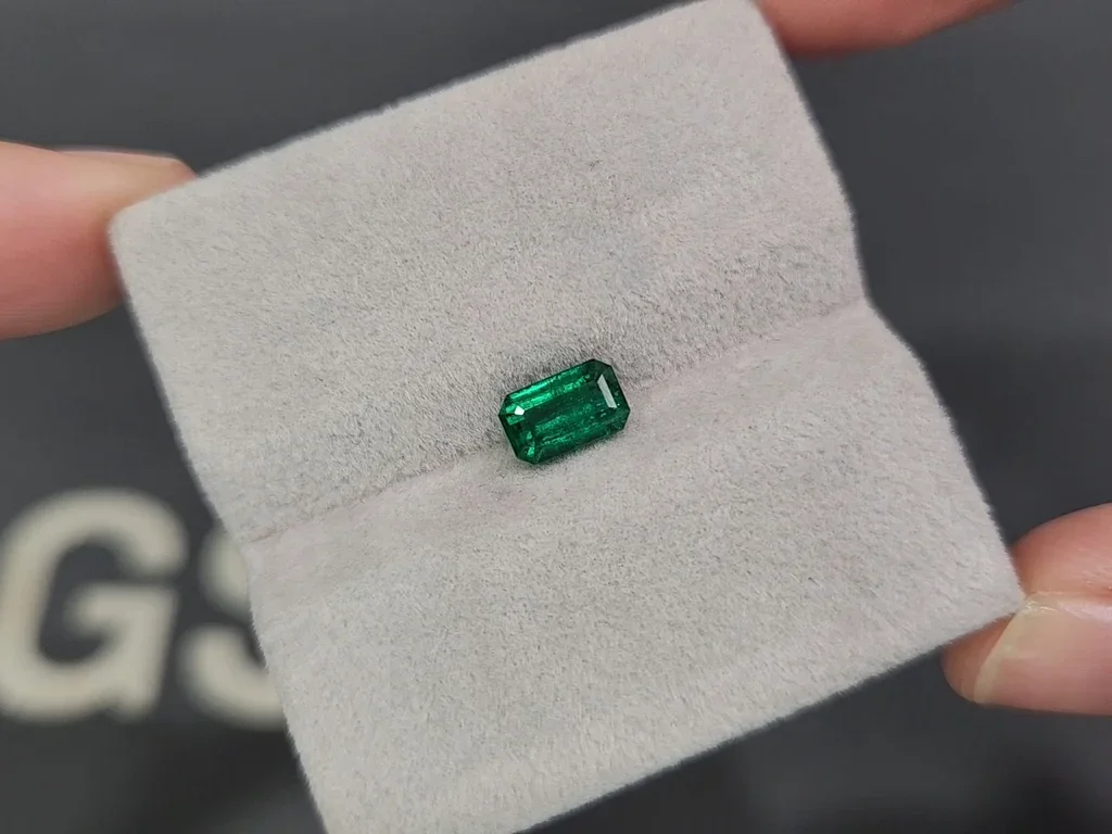 Vivid green emerald in octagon cut 0.98 carats, Panjshir Image №4