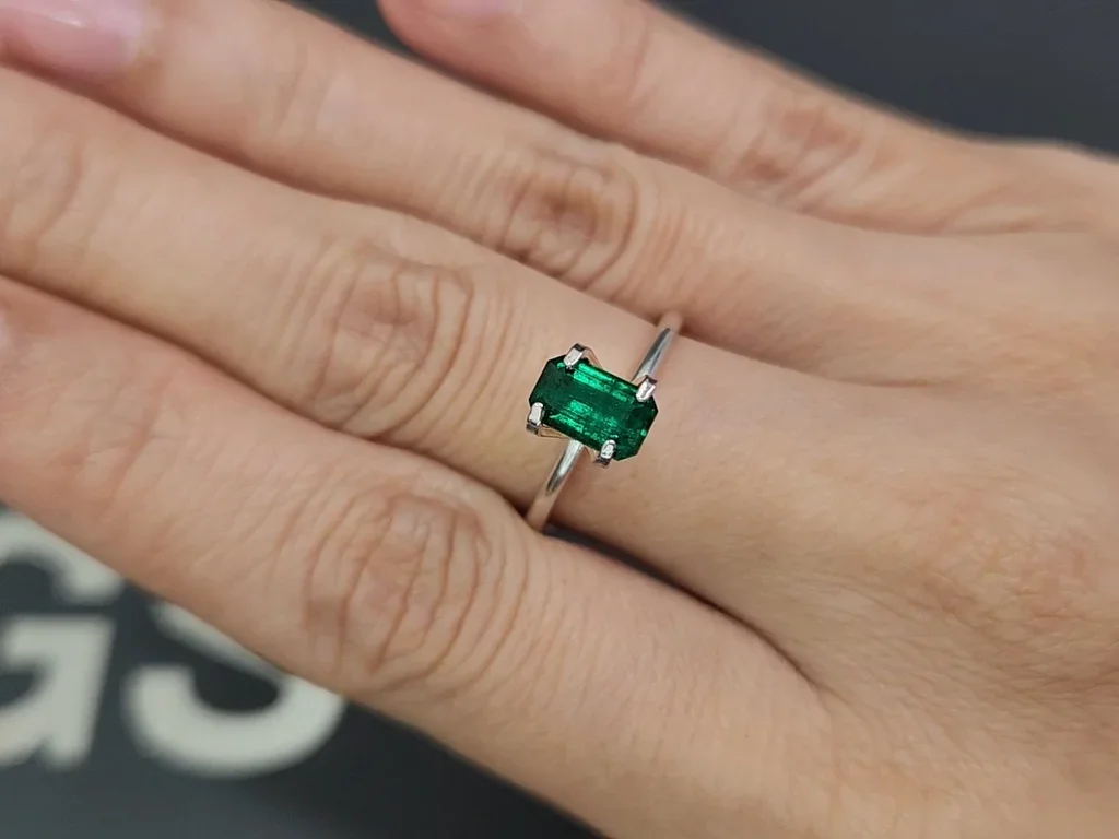 Vivid green emerald in octagon cut 0.98 carats, Panjshir Image №5