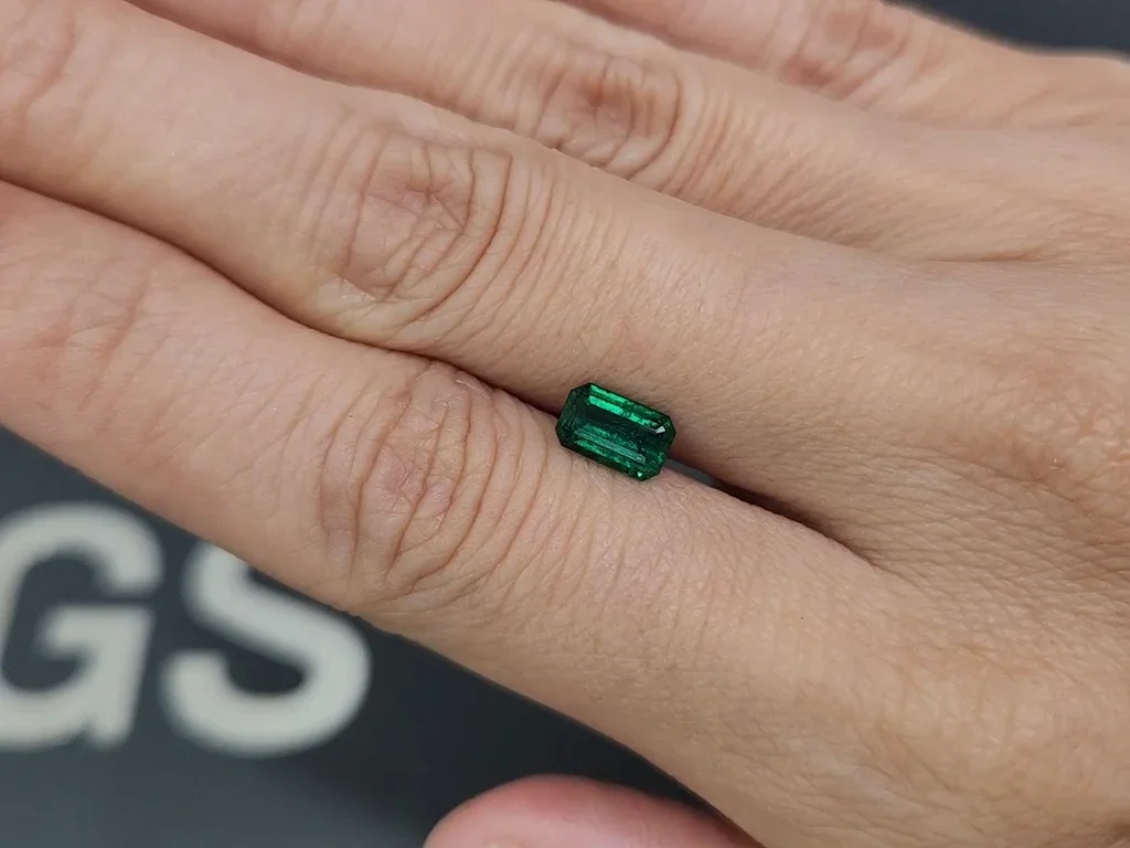 Vivid green emerald in octagon cut 0.98 carats, Panjshir Image №2