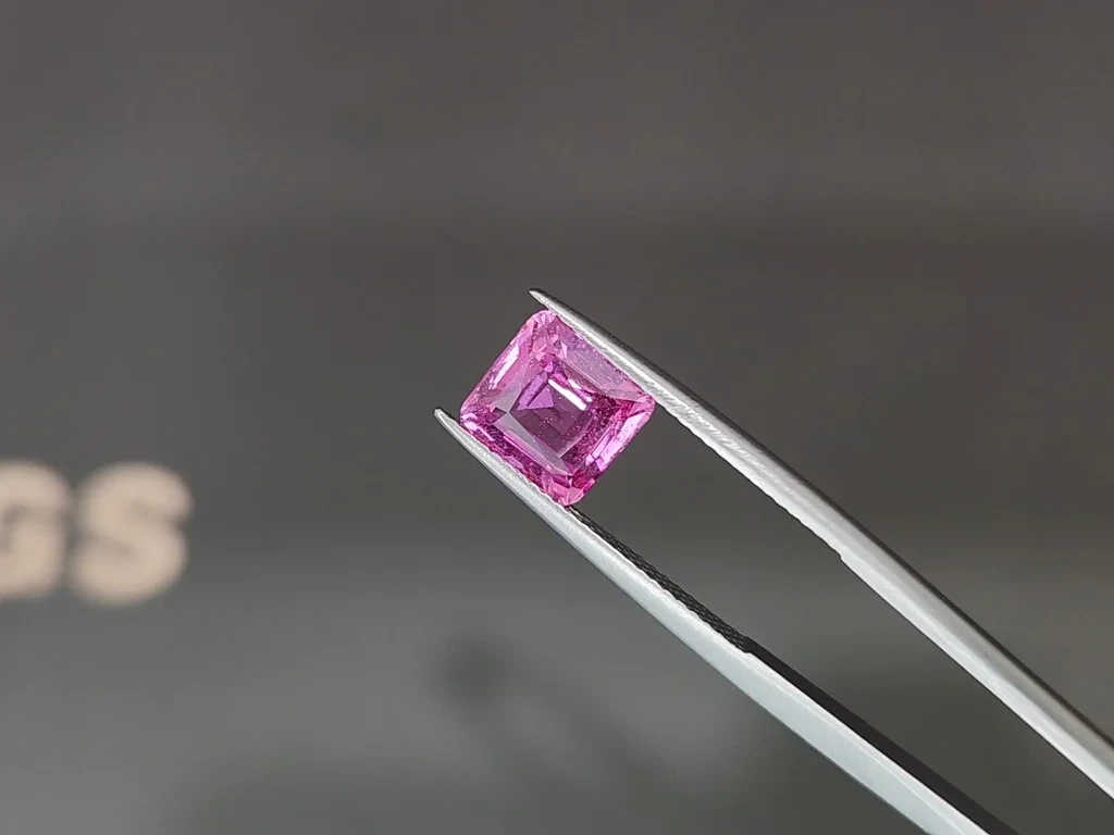 Unheated pink sapphire cushion  cut 4.12 carats, Sri Lanka Image №3
