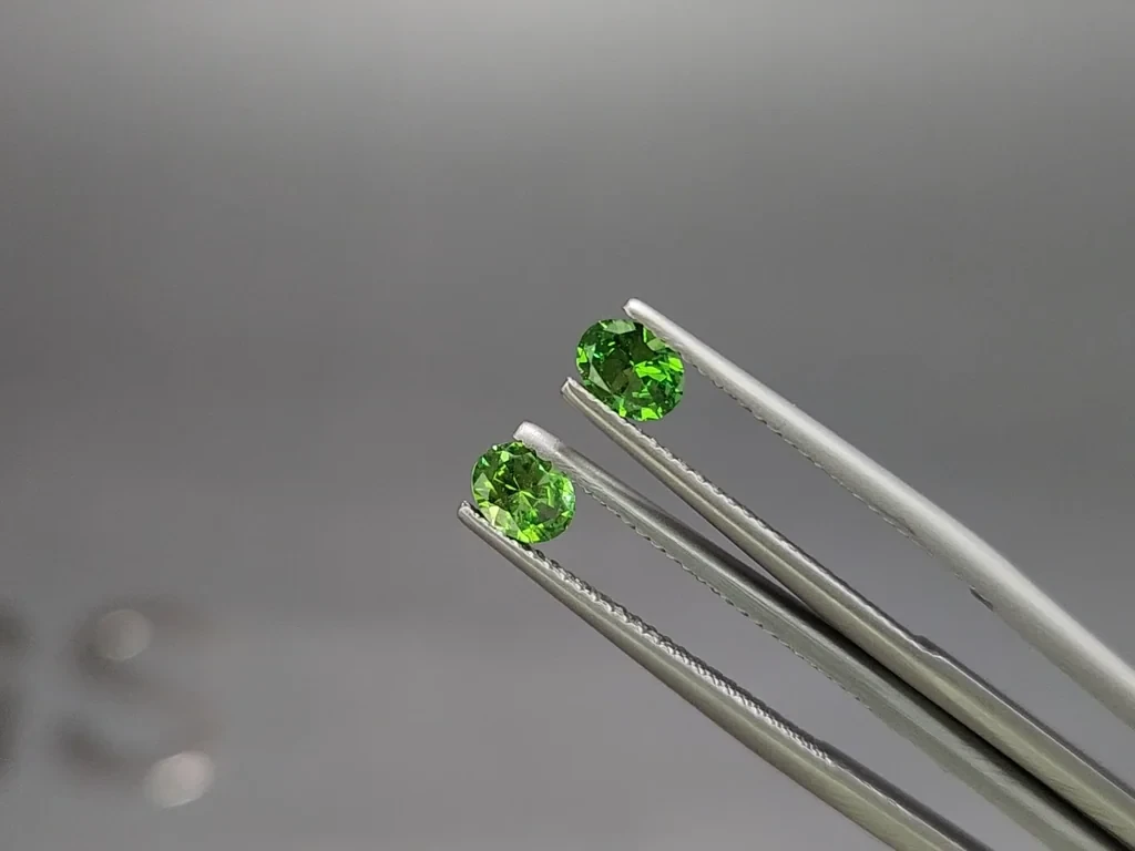 Pair of tsavorite garnets oval cut 0.65 carats, Tanzania Image №3