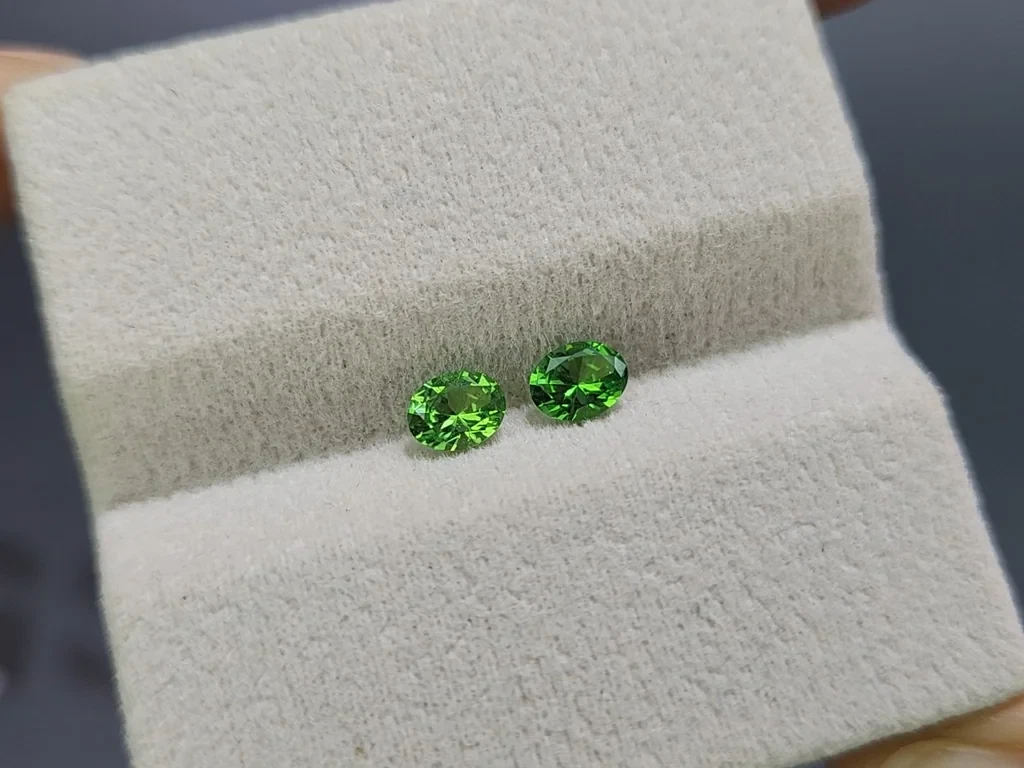 Pair of tsavorite garnets oval cut 0.65 carats, Tanzania Image №4