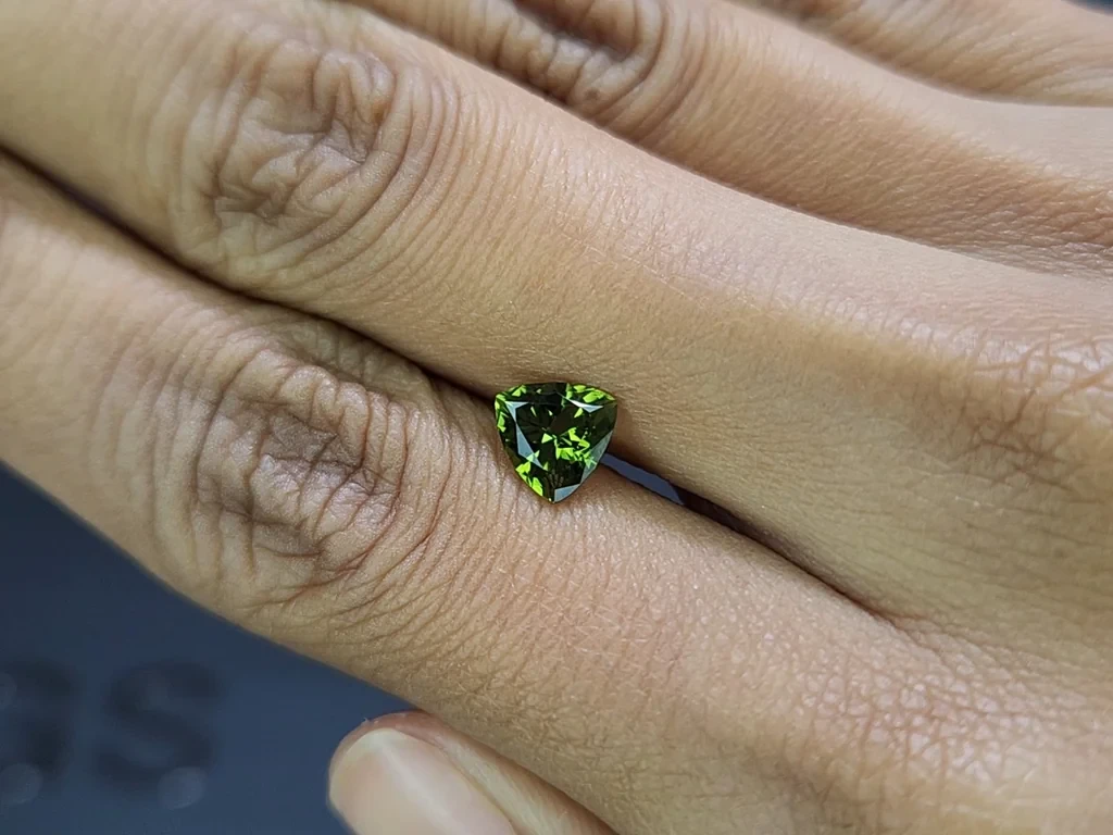 Green tourmaline trillion cut 1,18 carats, Tanzania Image №2