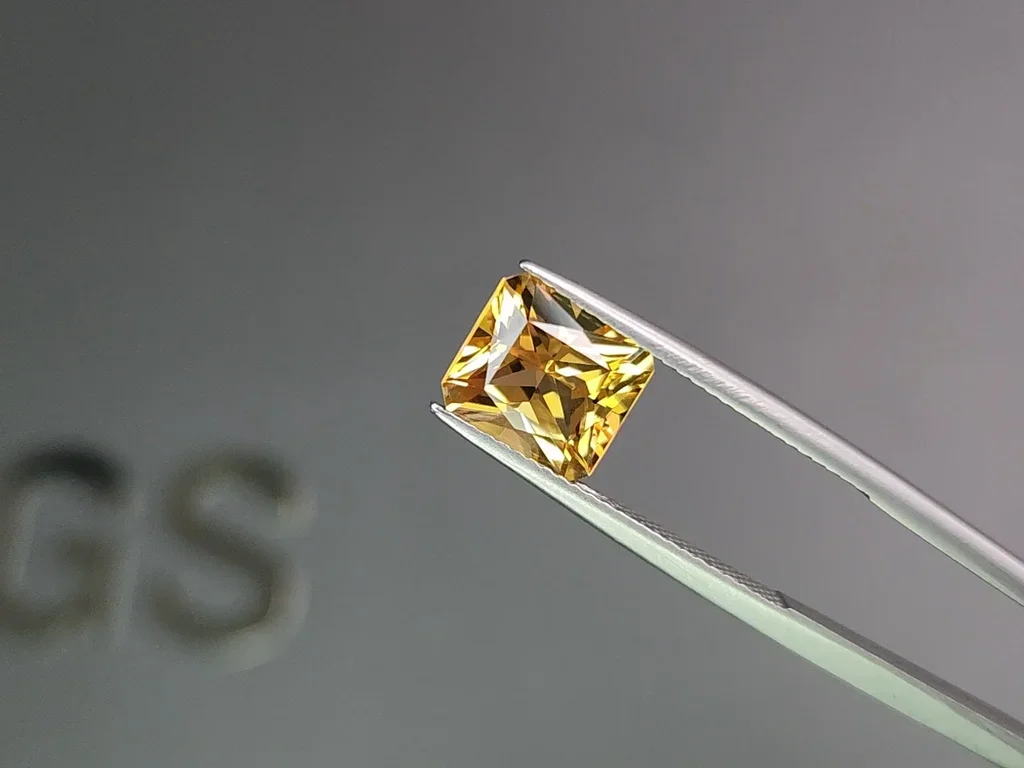 Golden topaz Imperial 3.41 carats in radiant cut, Brazil  Image №3