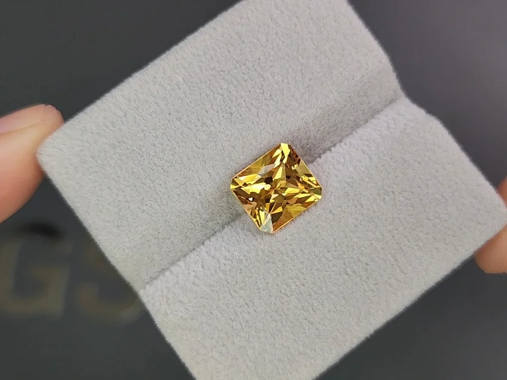 Golden topaz Imperial 3.41 carats in radiant cut, Brazil  Image №4