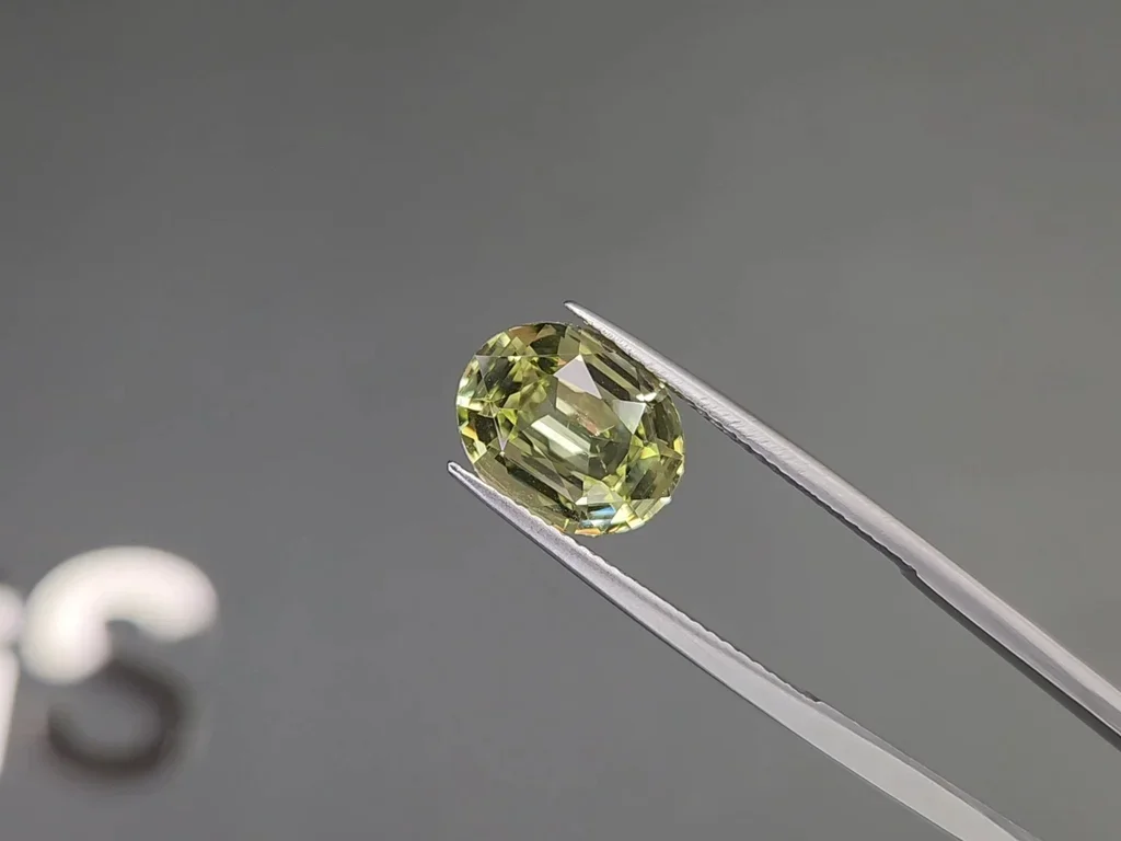 Yellowish-green oval cut grossular garnet 4.73 carats, Tanzania Image №3