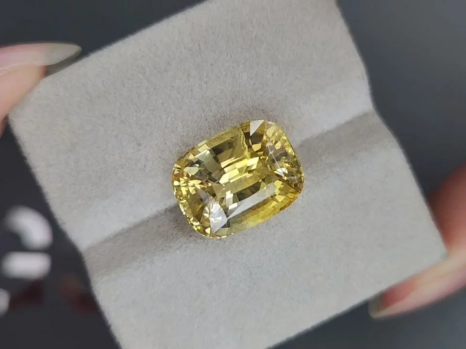 Large unheated Intense yellow sapphire in cushion cut 13.36 carats, Sri Lanka Image №4