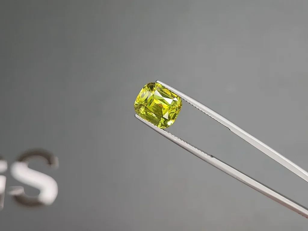 Yellow-green sphene cushion cut 5.37 carats, Madagascar Image №3
