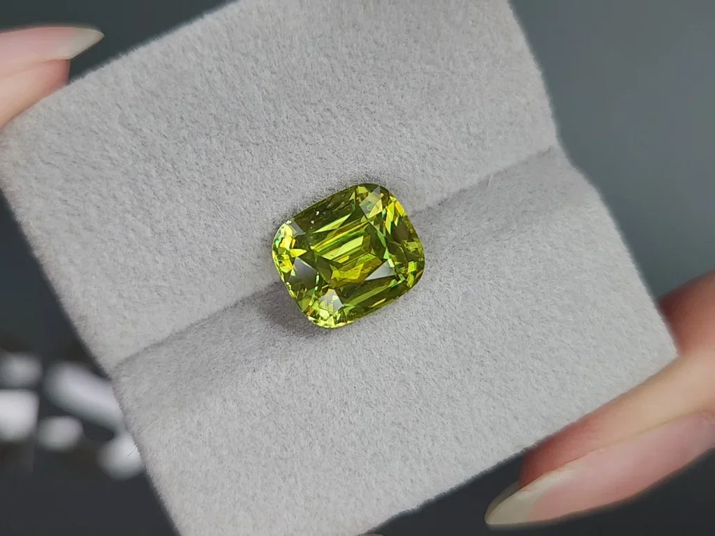 Yellow-green sphene cushion cut 5.37 carats, Madagascar Image №4