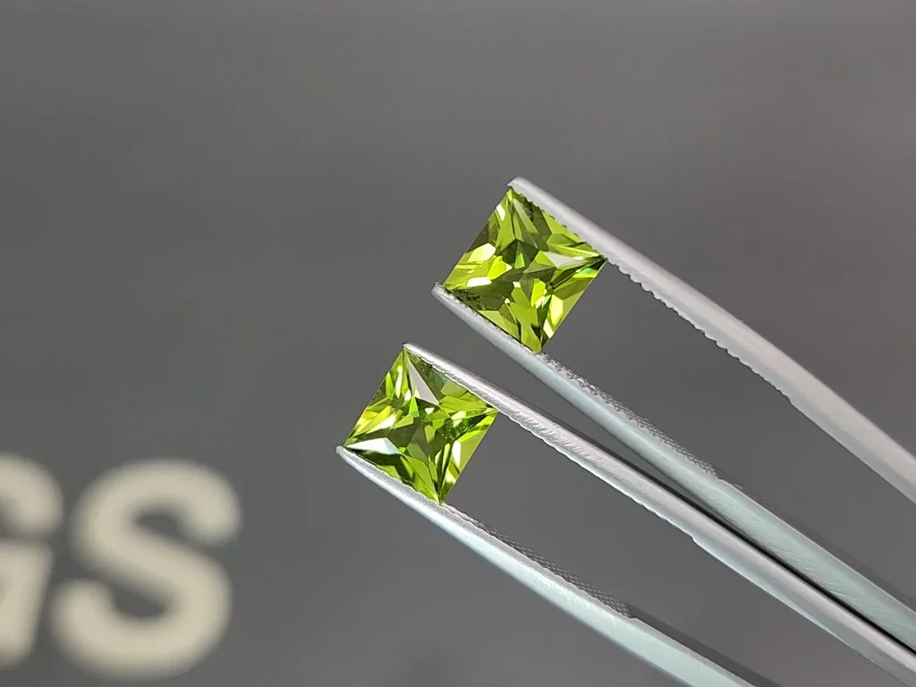 Pair of peridots in princess cut  3.81 carats, Burma  Image №3
