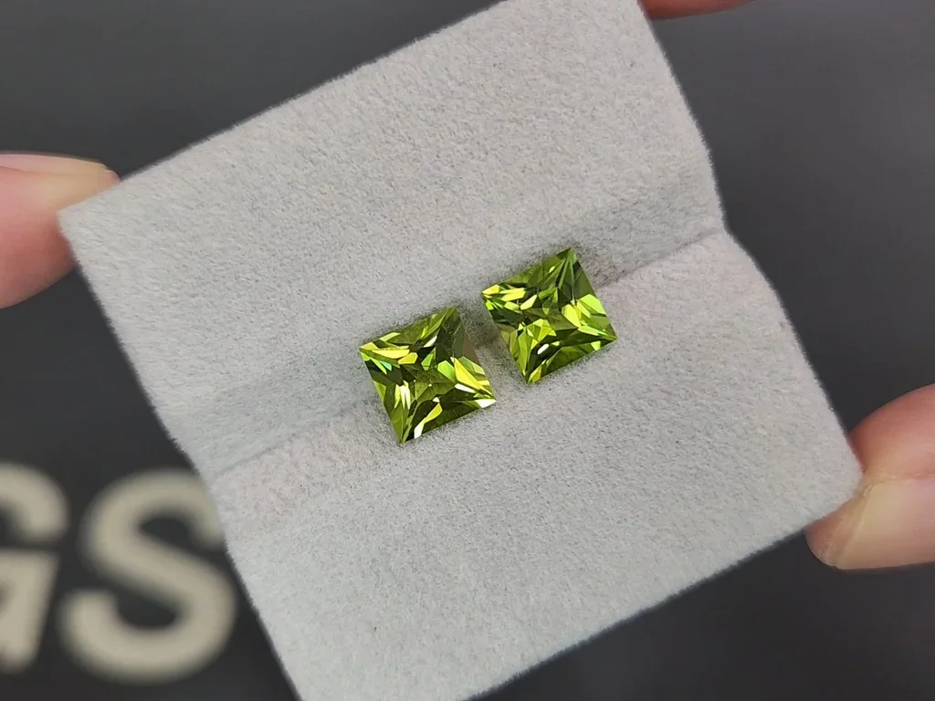 Pair of peridots in princess cut  3.81 carats, Burma  Image №4
