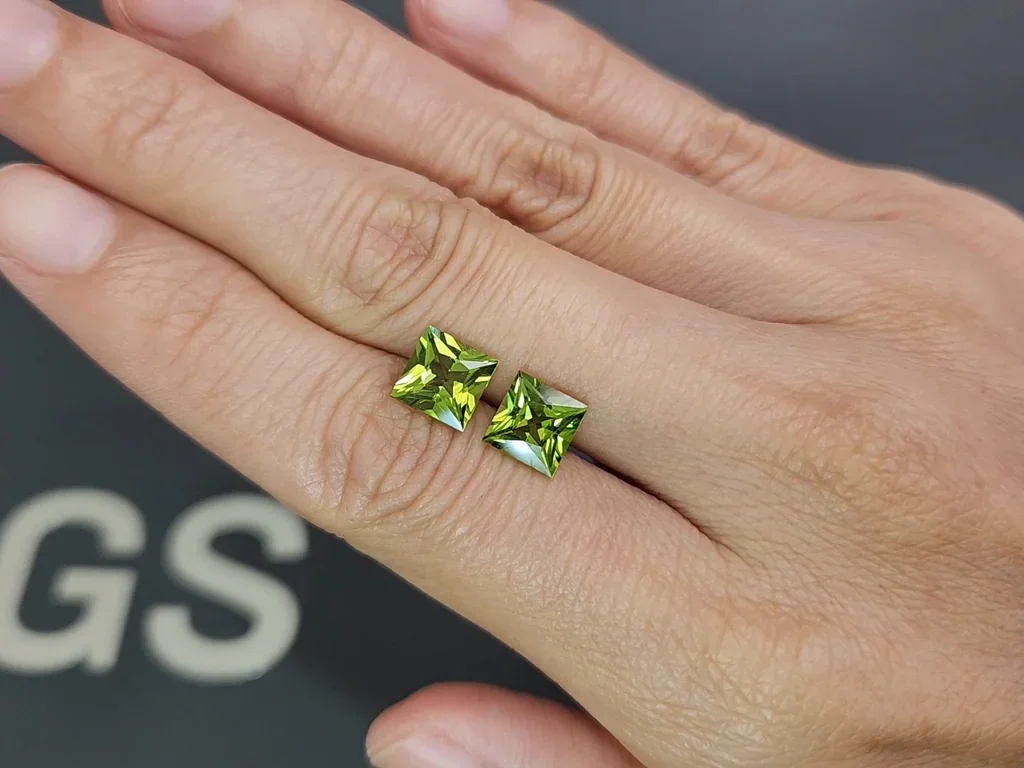 Pair of peridots in princess cut  3.81 carats, Burma  Image №2