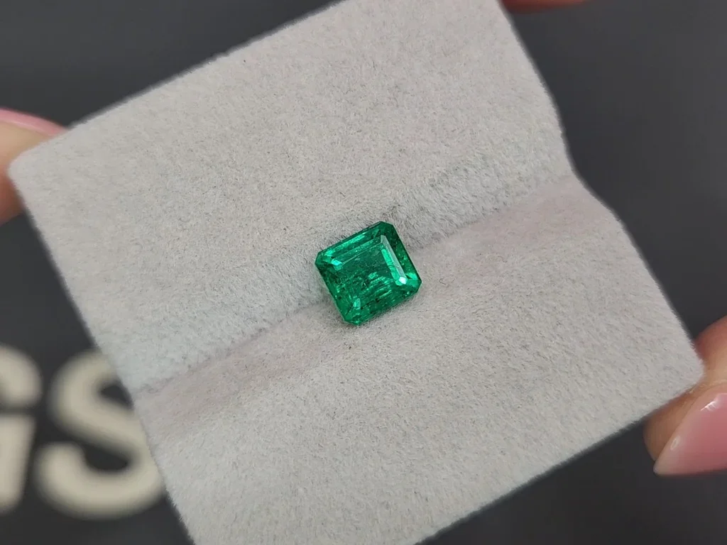 Vivid to Intense green emerald in octagon cut 1.50 carats, Panjshir Image №4
