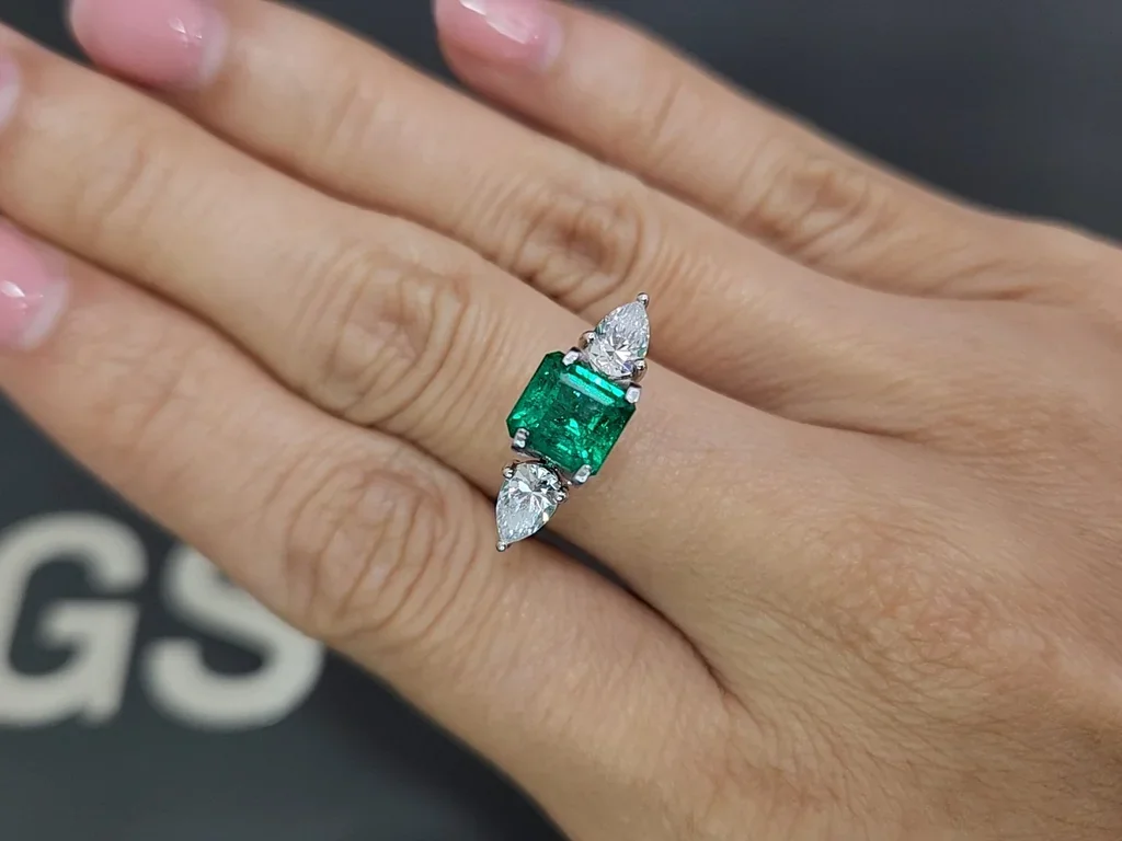 Vivid to Intense green emerald in octagon cut 1.50 carats, Panjshir Image №5
