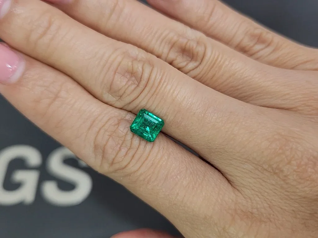 Vivid to Intense green emerald in octagon cut 1.50 carats, Panjshir Image №2