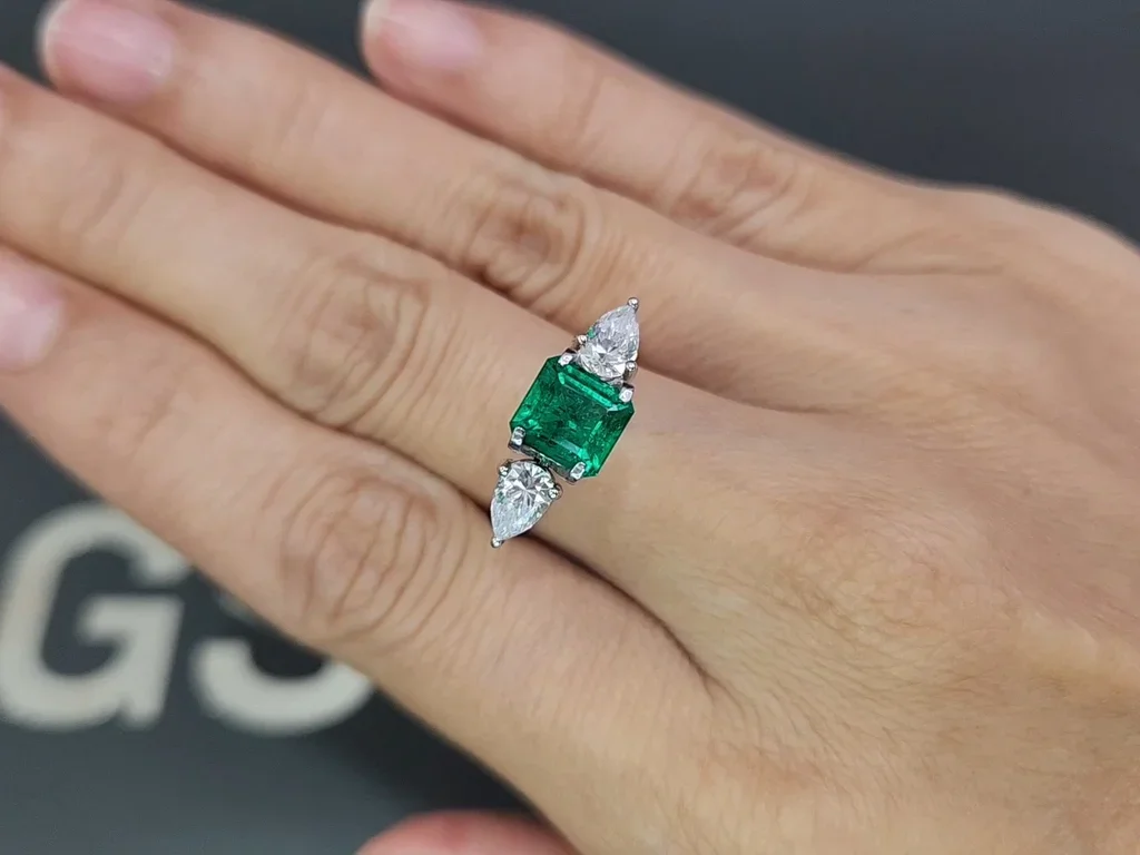 Vivid to Intense green emerald in octagon cut 1.50 carats, Panjshir Image №5