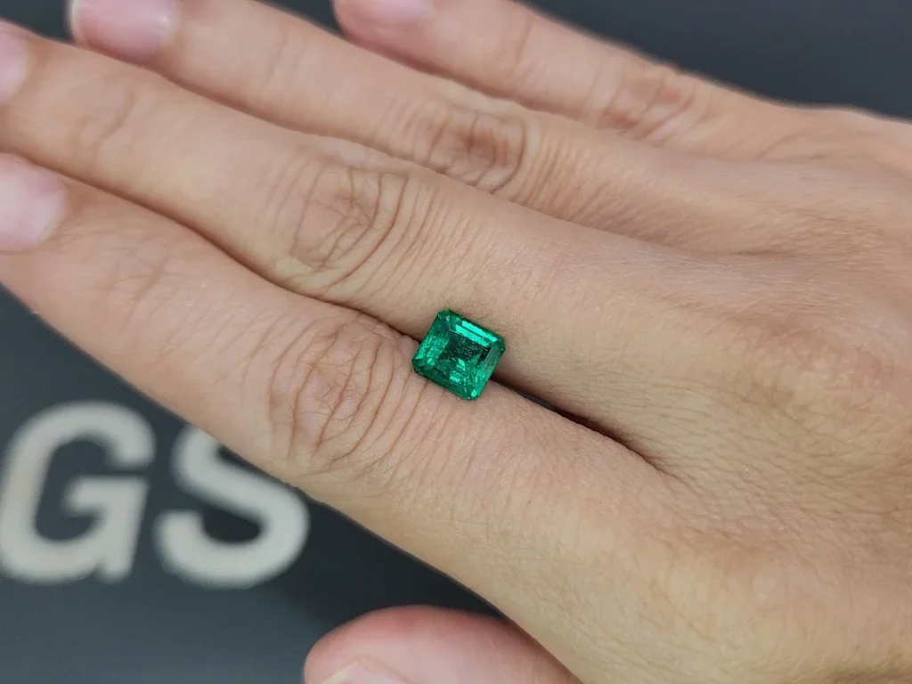 Vivid to Intense green emerald in octagon cut 1.50 carats, Panjshir Image №2