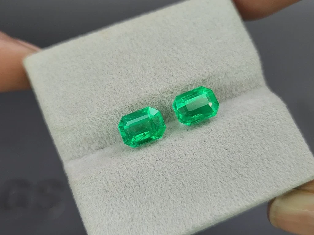 Pair of Intense Green emeralds in octagon cut 3.83 carats, Colombia Image №4