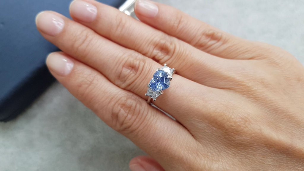 Cornflower blue sapphire from Sri Lanka in heart shape 2.04 ct Image №4