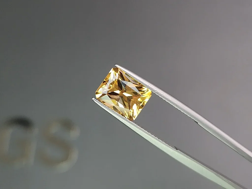 Golden topaz Imperial 3.96 carats in radiant cut, Brazil  Image №3
