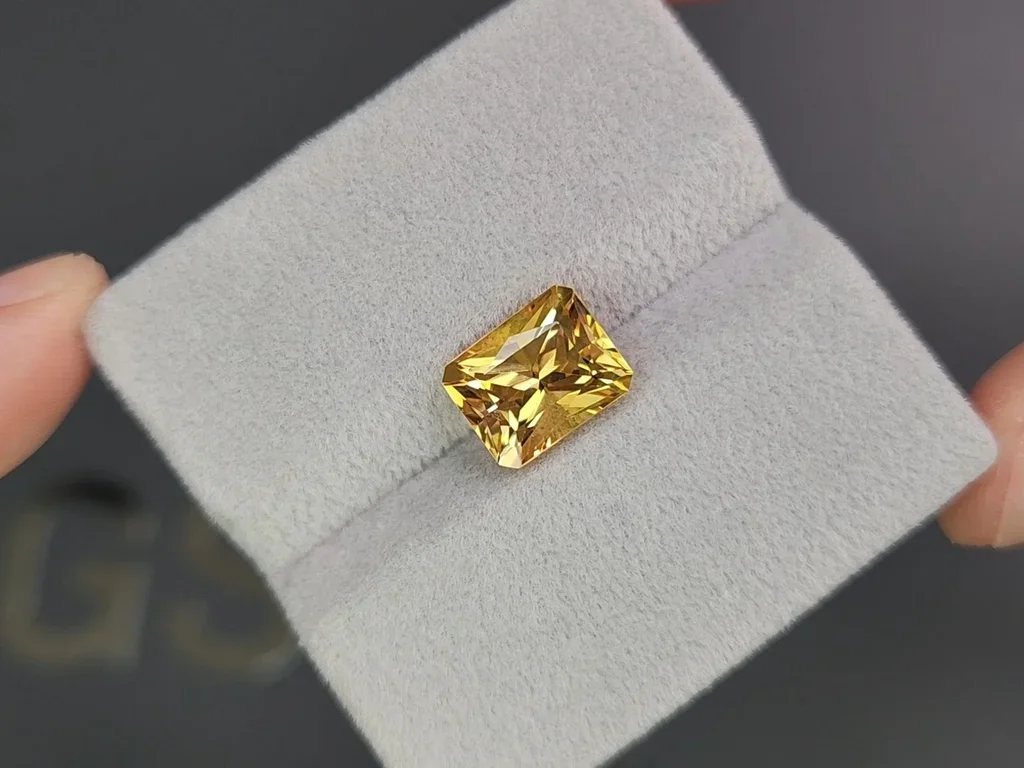 Golden topaz Imperial 3.96 carats in radiant cut, Brazil  Image №5
