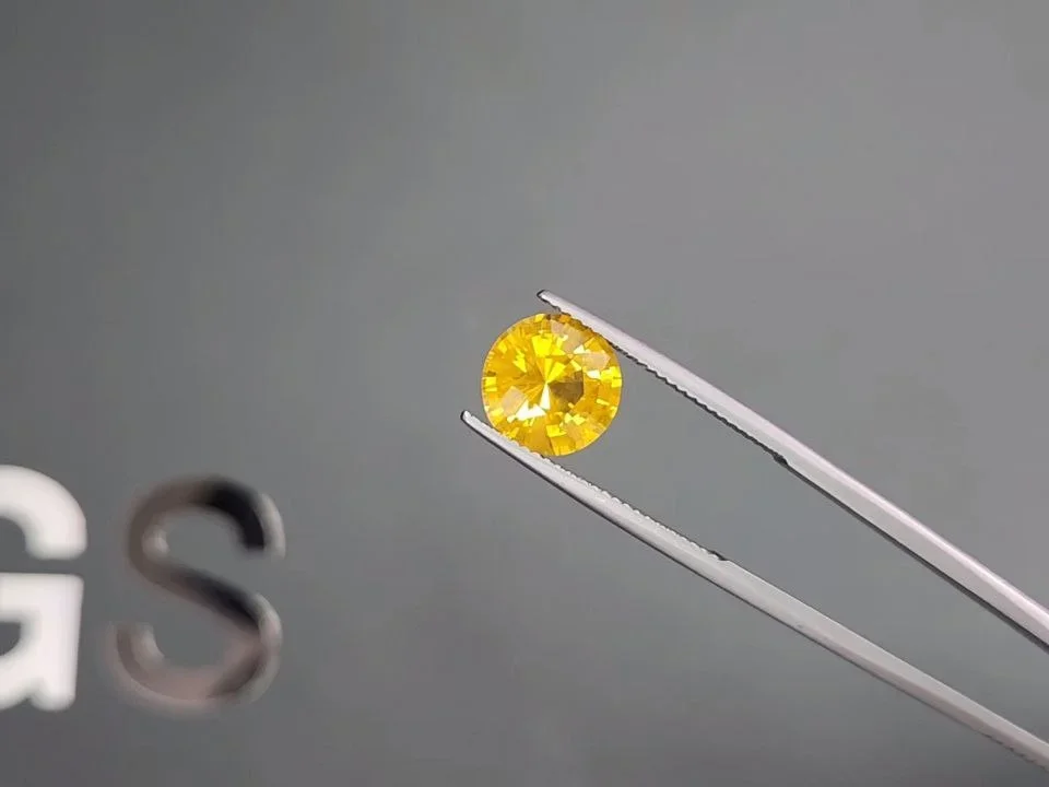 Golden yellow sapphire in round cut 4.04 carats, Sri Lanka Image №3