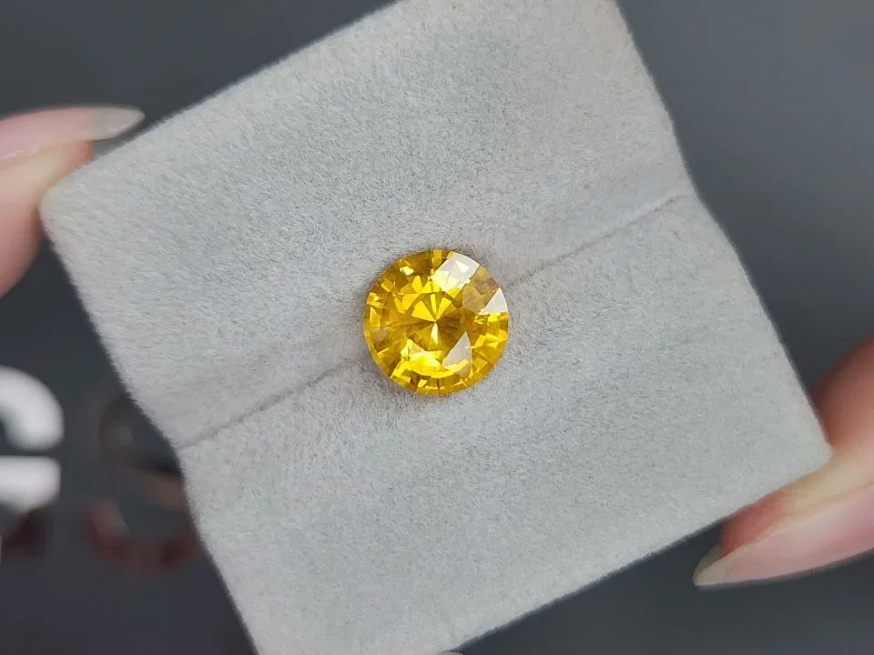 Golden yellow sapphire in round cut 4.04 carats, Sri Lanka Image №4
