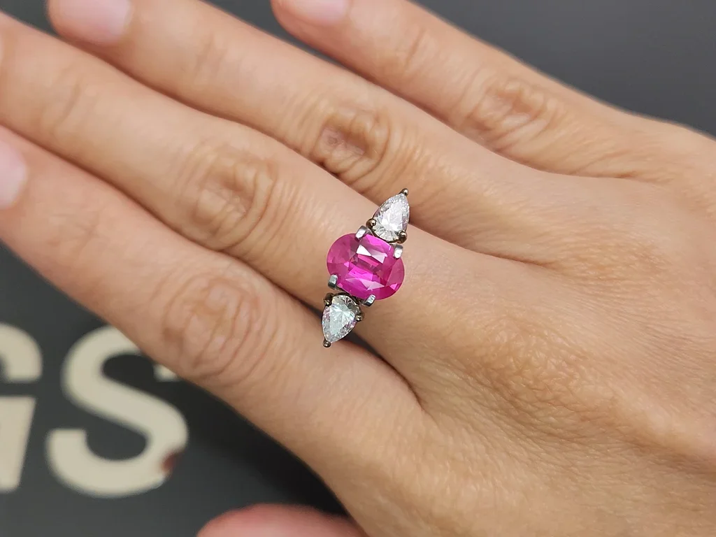 Unheated Hot Pink sapphire in oval cut 2.06 carats, Sri Lanka  Image №5