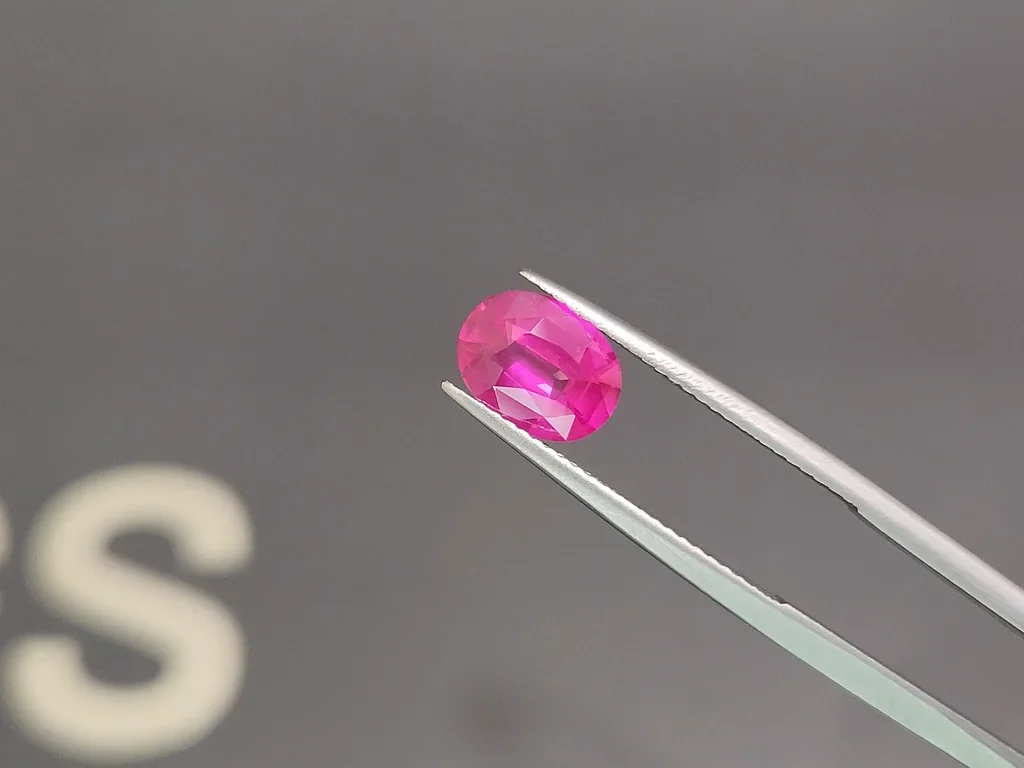 Unheated Hot Pink sapphire in oval cut 2.06 carats, Sri Lanka  Image №3