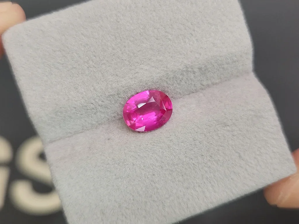 Unheated Hot Pink sapphire in oval cut 2.06 carats, Sri Lanka  Image №4