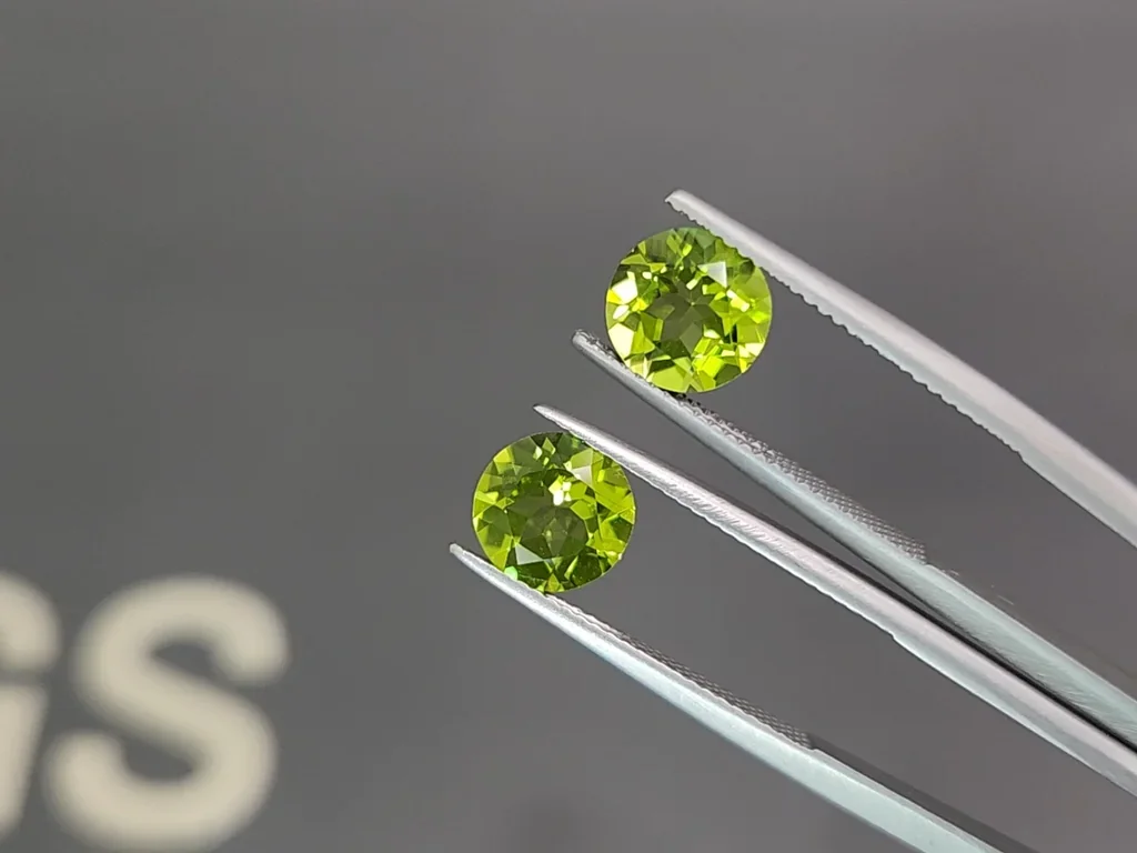 Peridot pair of round cut 4.12 carats, Burma Image №3