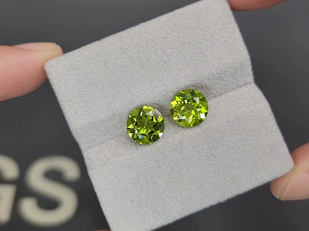 Peridot pair of round cut 4.12 carats, Burma Image №4
