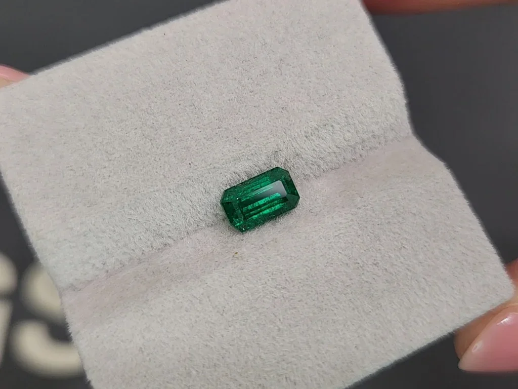 Vivid green Panjshir emerald in octagon cut 1.12 carats Image №4