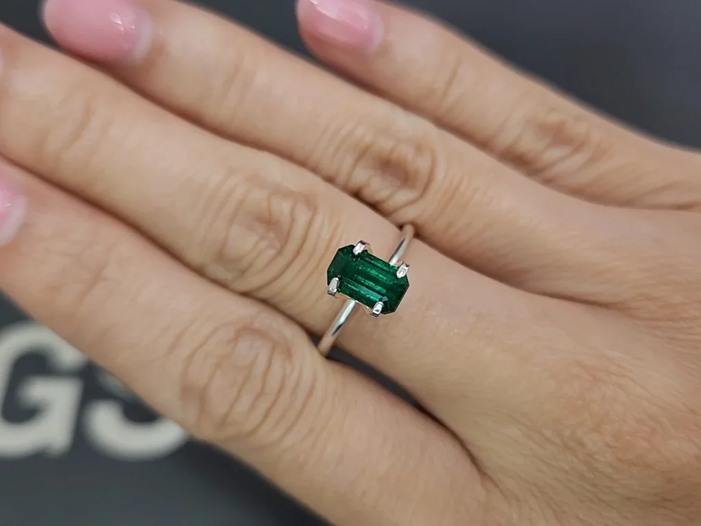 Vivid green Panjshir emerald in octagon cut 1.12 carats Image №5