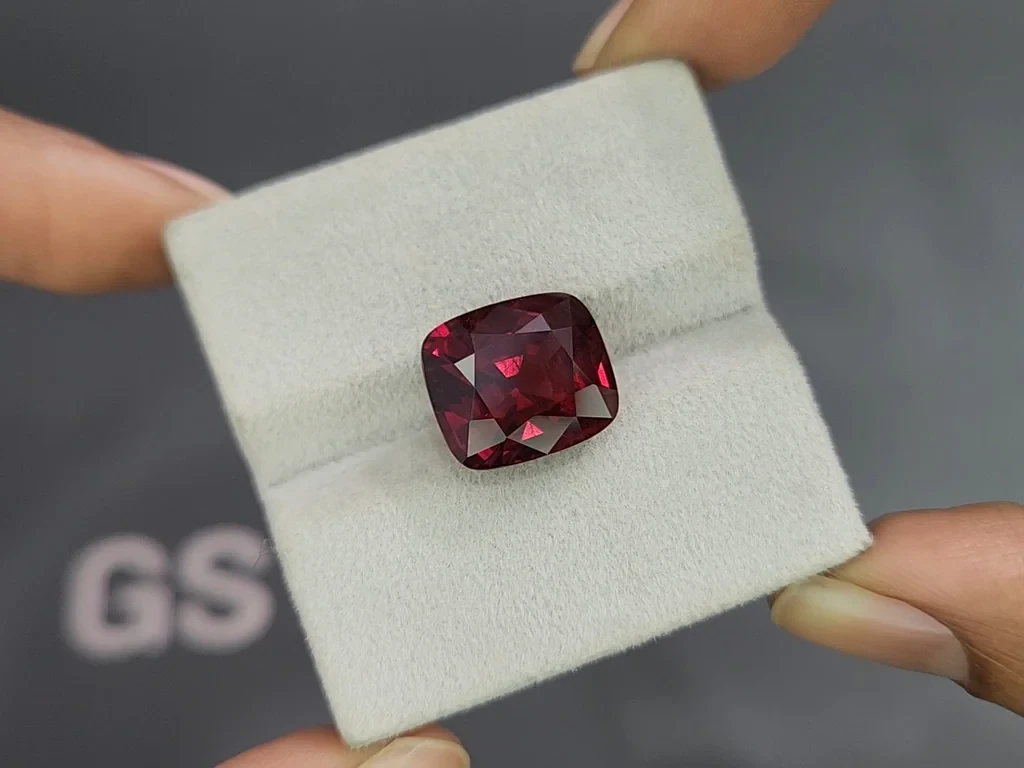 Spinel Intence red cushion cut 11.14 carats, Vietnam Image №4