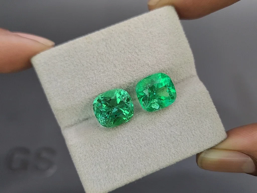 Pair of Intense Green emeralds in cushion cut 9.34 carats, Colombia Image №4