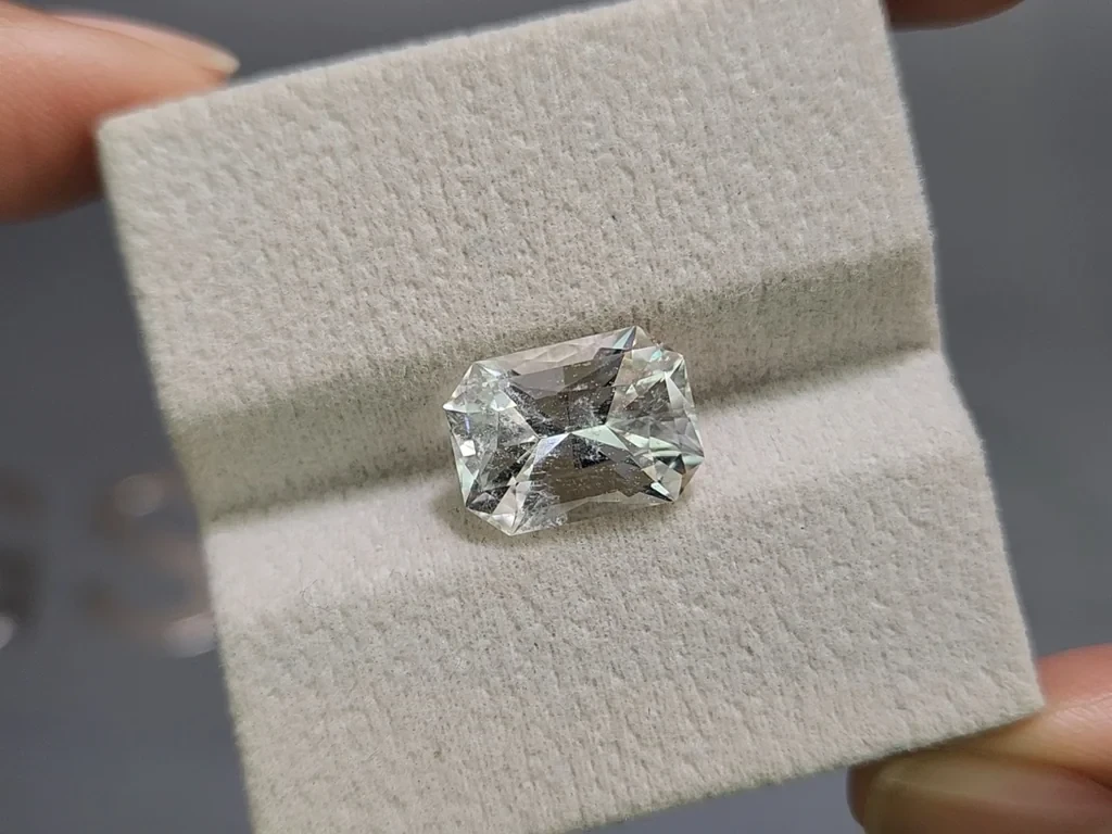 Kunzite light green radiant cut 5.62 carats, Pakistan Image №4