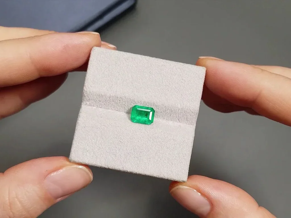 Vivid Green emerald 1.19 ct from Colombia  Image №4
